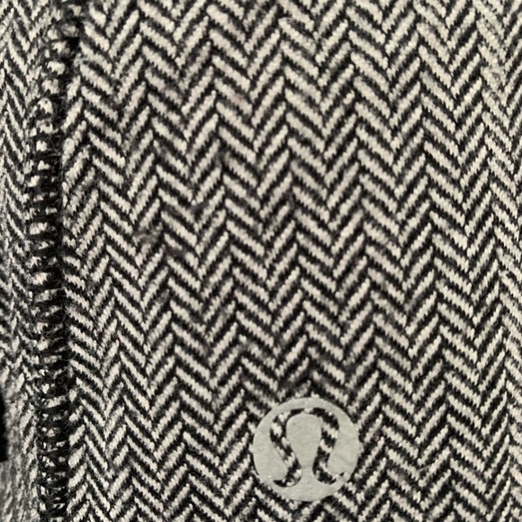 Lululemon pullover with hood - women’s 6 - Picture 6 of 9